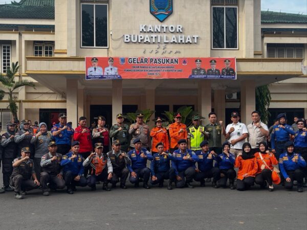 Dandim 0405/Lahat diwakilkan Kasdim 0405/Lahat Mayor Inf Sugeng Purwadi menghadiri Apel Gelar Pasukan dalam Rangka Kesiapsiagaan Darurat Penanggulangan Bencana Karhutla Lahat Tahun 2025