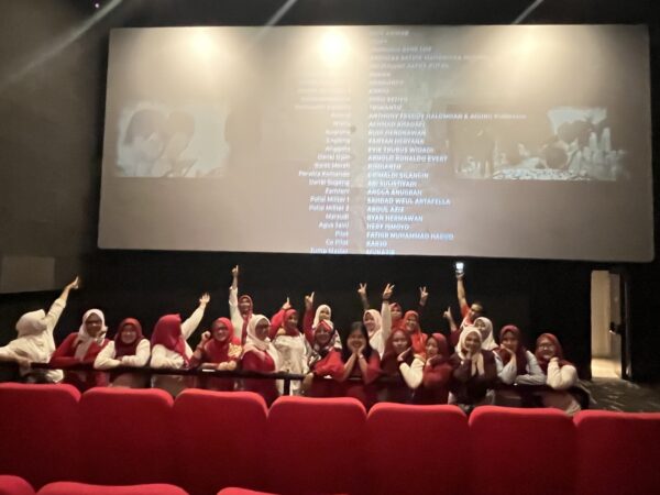 Keluarga Besar Persit Kartika Chandra Kirana Cabang XVI Dim 0405 Koorcabrem 044 PD II /Sriwijaya Nonton Bareng Film Believe Di Bioskop